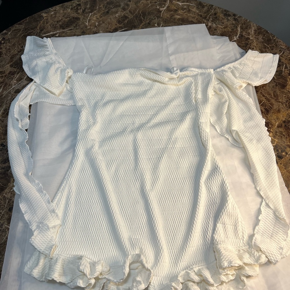 White Off Shoulder Ruffle Romper NWT Tie Front Summer Vacation Size Large - Picture 5 of 5